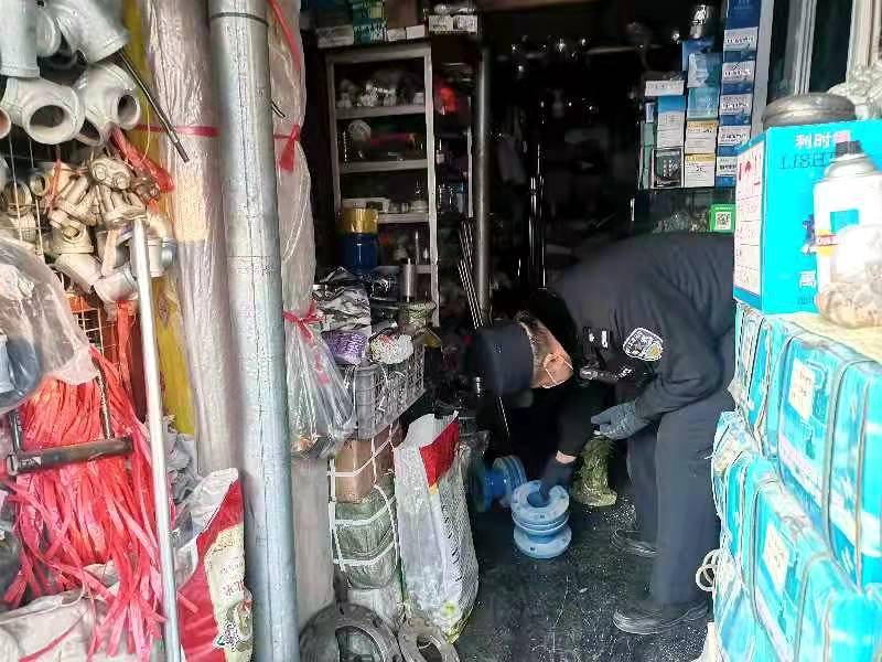 开云体育 开云平台民警协调采购供水管道配件 帮助小区居民解决用水问题(图1)
