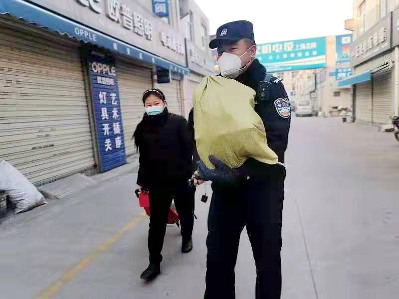 开云体育 开云平台民警协调采购供水管道配件 帮助小区居民解决用水问题(图2)