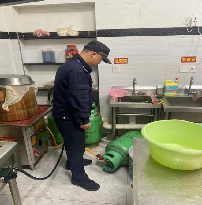 开云体育 开云官网不能让燃气钢瓶“睡倒”！一餐饮店被查处(图1)