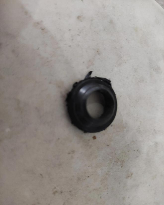 开云 开云体育家里的煤气瓶减压阀胶圈硬化泄露幸好发现及时不然后果很严重(图1)