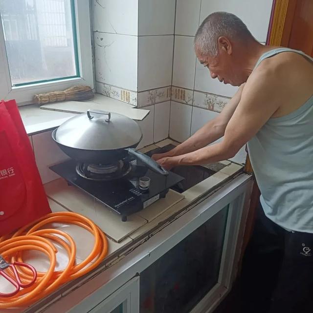 Kaiyun 开云体育确保燃气使用安全公主岭市怀德镇为百姓免费更换软管(图1)