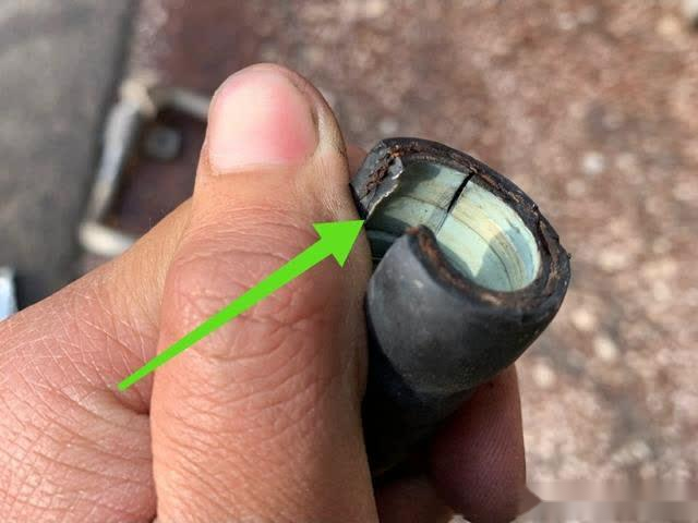 开云 开云体育官网汽车空调管道漏制冷剂师傅修理好旧管道而不是直接换新(图7)