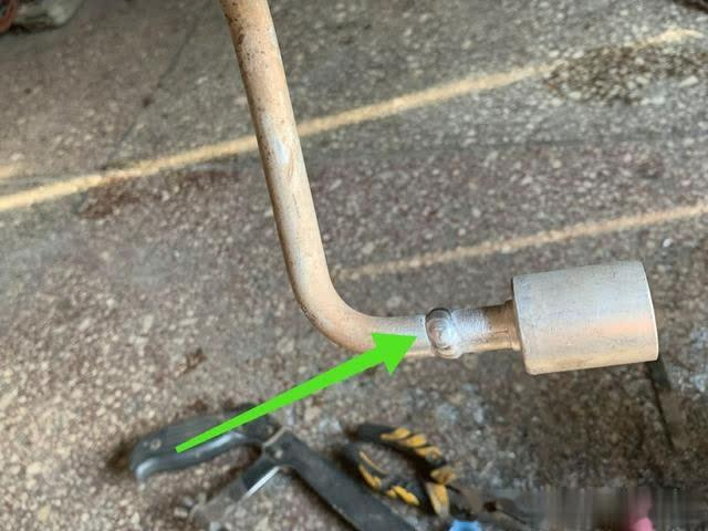 开云 开云体育官网汽车空调管道漏制冷剂师傅修理好旧管道而不是直接换新(图12)