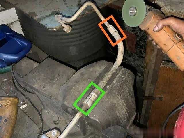 开云 开云体育官网汽车空调管道漏制冷剂师傅修理好旧管道而不是直接换新(图4)