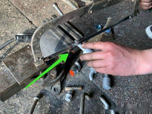 开云 开云体育官网汽车空调管道漏制冷剂师傅修理好旧管道而不是直接换新(图10)