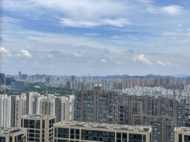 业主懵开云体育 开云平台了！一高档小区排风管掉落连砸三车(图9)