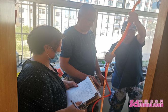 长岛综合开云APP 开云官网入口试验区南长山街道：软管更换加把劲 燃气安全加把“锁”(图3)