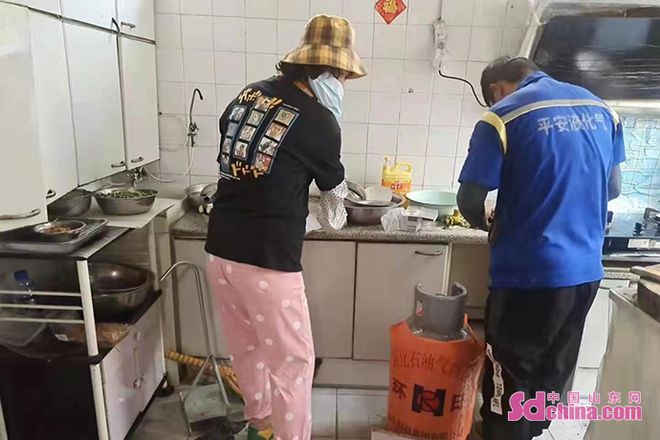长岛综合开云APP 开云官网入口试验区南长山街道：软管更换加把劲 燃气安全加把“锁”(图2)